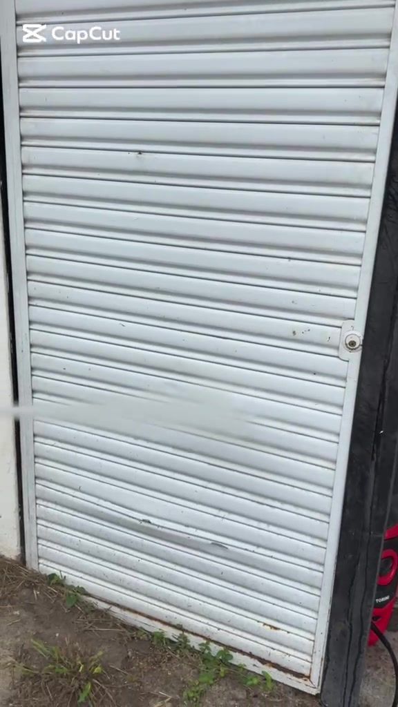 Cortina metálica limpia después del lavado