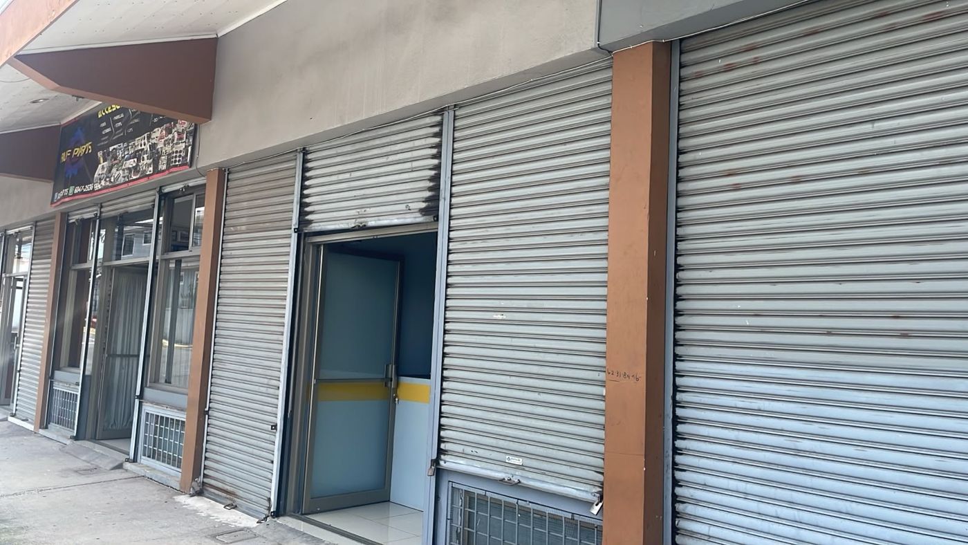Local comercial con cortinas metálicas limpias
